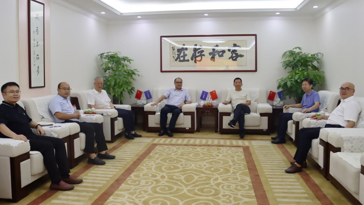 武漢長江航運(yùn)規(guī)劃設(shè)計(jì)院有限公司余學(xué)鋒董事長一行蒞臨集團(tuán)指導(dǎo)工作