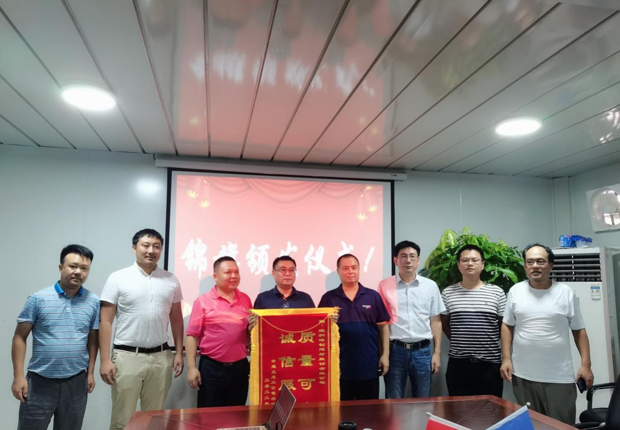 蛇口港創(chuàng)公司真誠(chéng)服務(wù)獲客戶(hù)贈(zèng)送錦旗